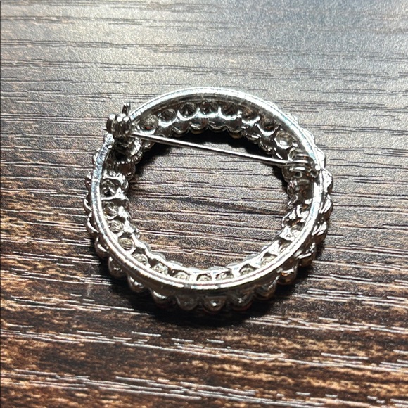 Elegant Red Crystal Brooch - Picture 3 of 3